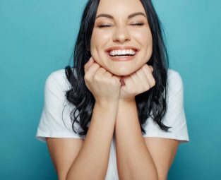A Few Simple Tips To Naturally Whiten Your Teeth At Home